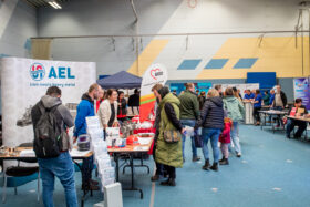 Messebesucher informieren sich am Stand der AEL Apparatebau GmbH Leisnig