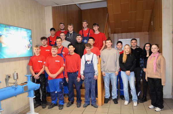 Ausbildung bei AEL im Bereich Fertigung, Konstruktion oder Büro/Verwaltung. Diese jungen Menschen sind Teil unseres AEL-Teams.