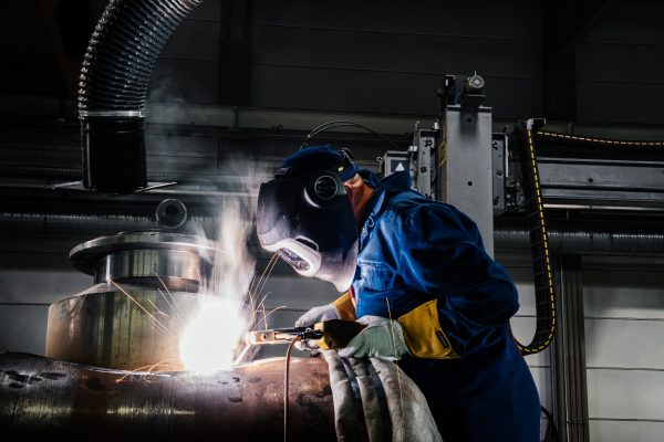Anschweißen eines Stutzen ins Rohr.